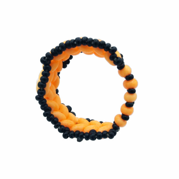 Obrączka z koralików w kolorach czerni i neonowego pomarańczu z białą perełką jako oczko