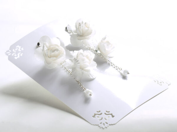 Białe w ślubnym stylu kolczyki. Papierowe kwiaty jaśminu na srebrnych łańcuszkach z perłowymi koralikami.
